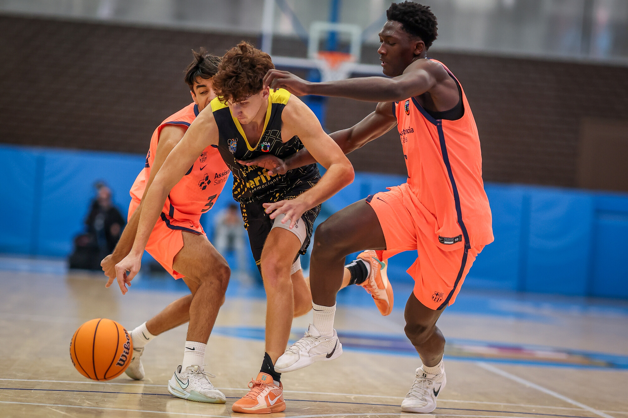 El filial U22 cede en la pista del líder Barça Atlétic