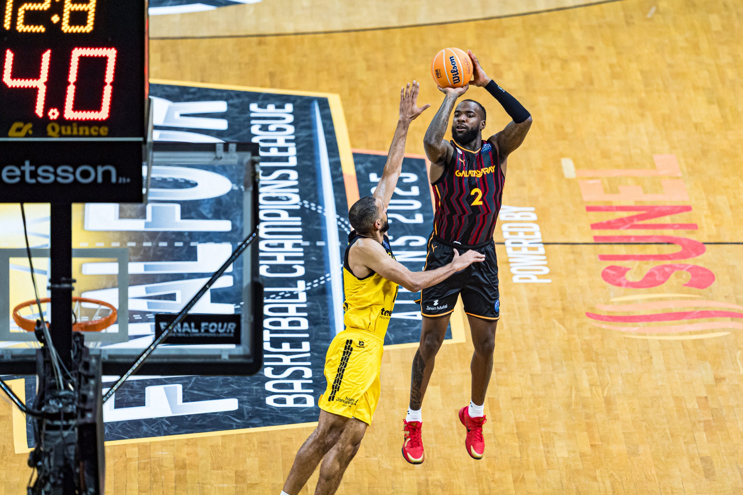 Acción de tiro de Galatasary frente a la defensa tinerfeña