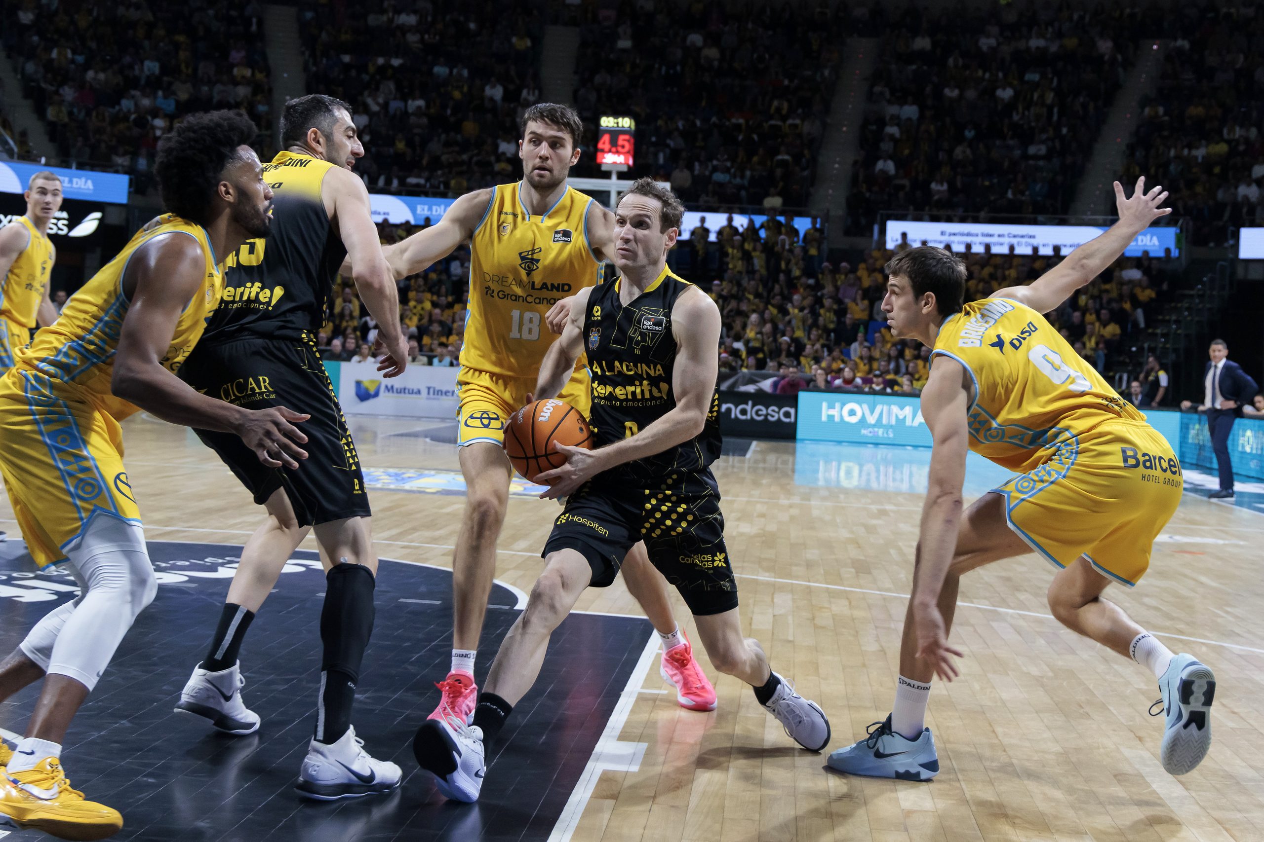 Imagen de La Laguna Tenerife cede en los últimos segundos en un derbi muy trabado