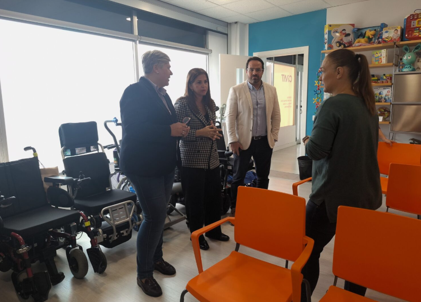 La Comisionada Noelia García junto a la consejera de Acción Social, Águeda Fumero, el consejero delegado de Sinpromi, Adal García y la responsable del CIVAT, Virginia González Rosquete durante la visita