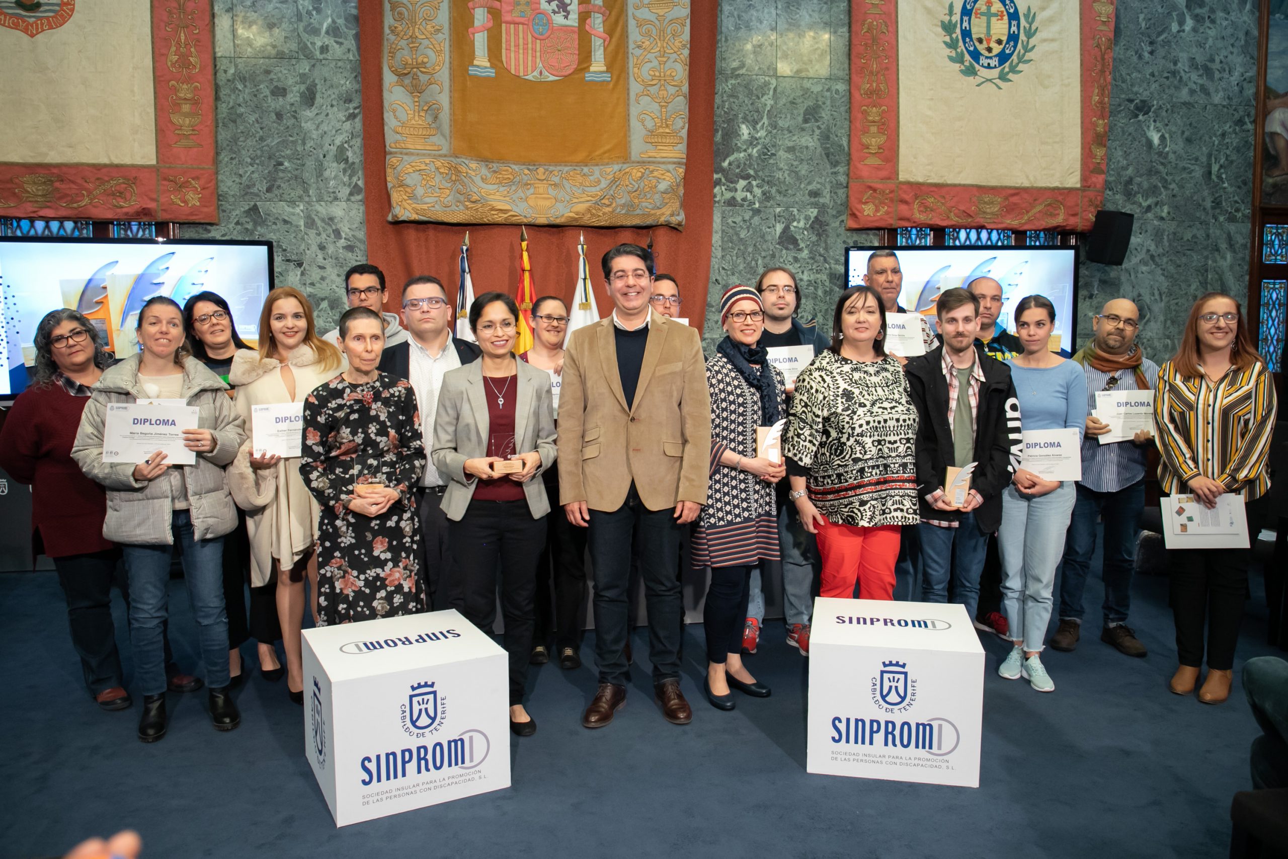 Foto con los ganadores del concurso de microrelatos