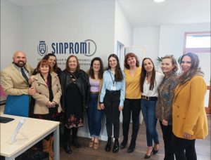 Consejera de Acción Social, Marián Franquet y el alcalde de Puerto de la Cruz, Marco González, junto a personal técnico de empleo y formación de Sinpromi