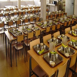 Foto de un comedor escolar con bandejas de comidas