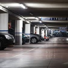 Foto de un parking con coches