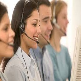 Foto de personas con auriculares hablando