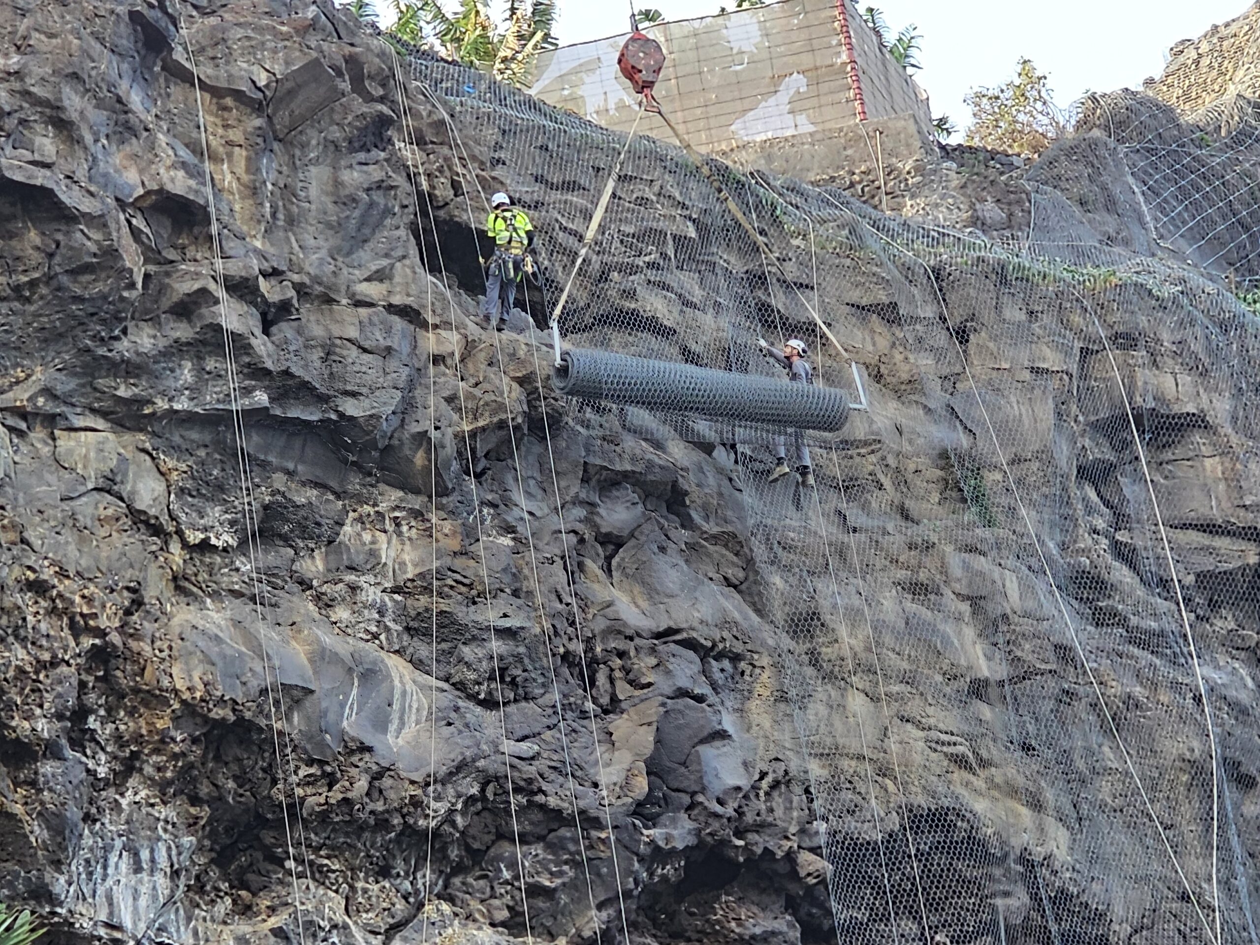 ESTABILIZACIÓN DE LOS ACANTILADOS DE LA PLAYA DE SAN MARCOS JUNTO AL EDIFICIO AMARCA Y PASEO MARÍTIMO”